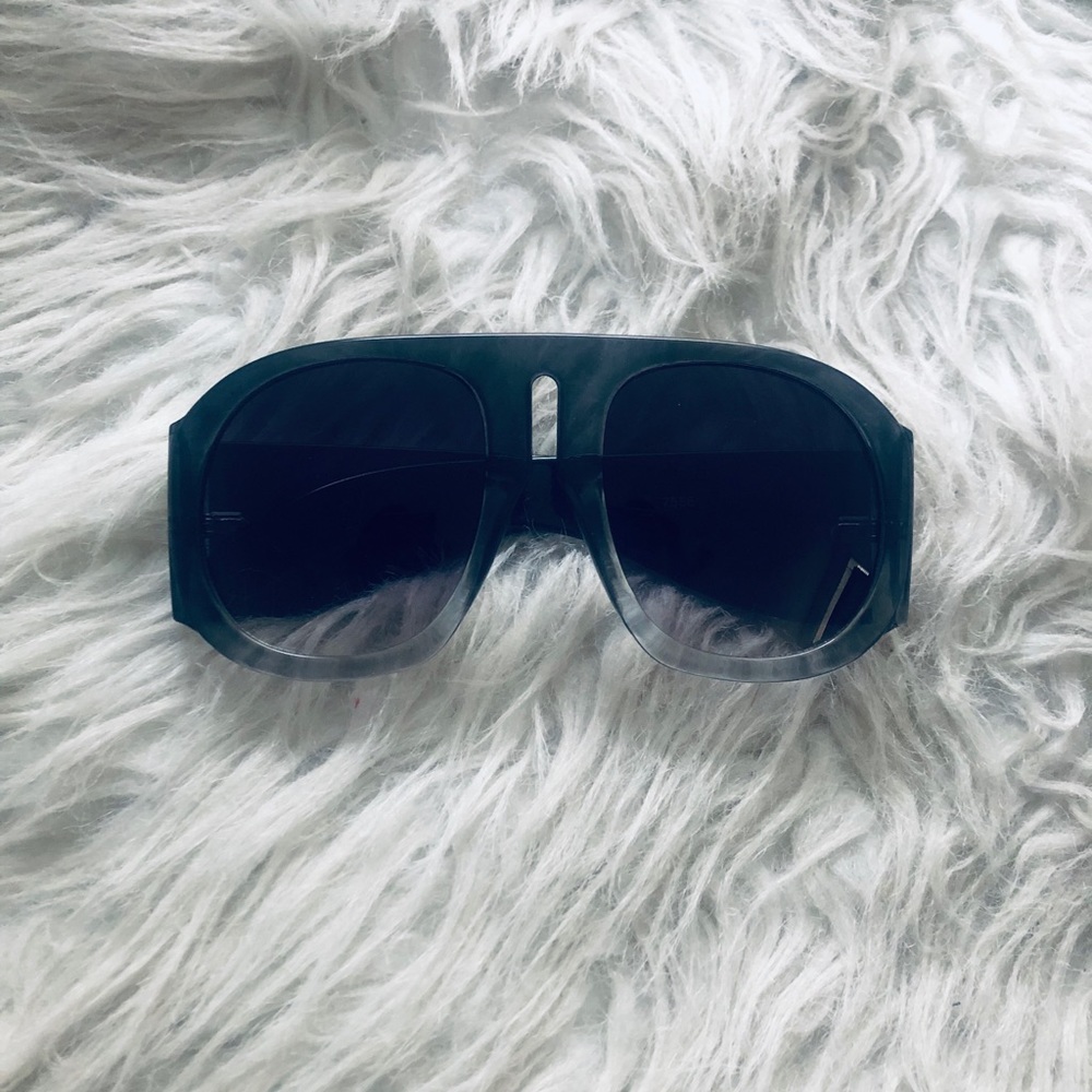 Gray oversized sunglasses. New